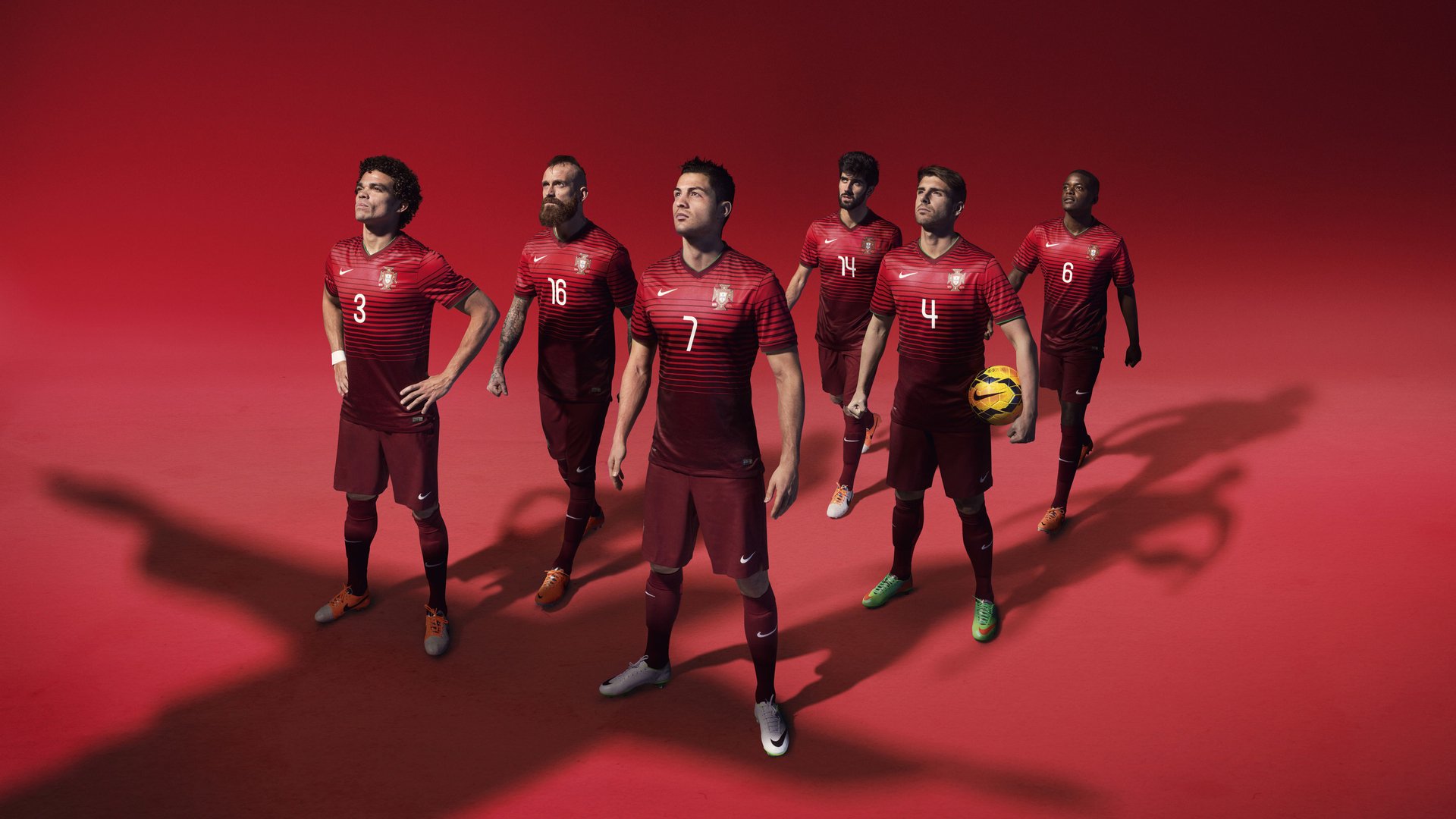 短暂休息后，球员们再度回到赛场上，场上球员喊暂停